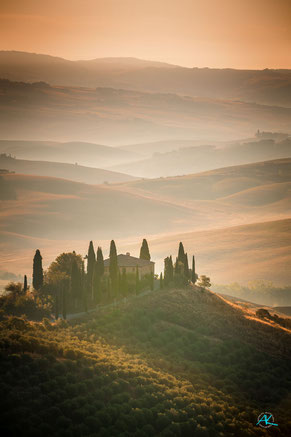 Das bekannte Podere Belvedere bei San Quirico D'Orcia. Der leichte Dunst am Augustmorgen bringt die Pastellfarben hervor!