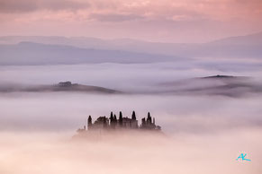 Das Podere Belvedere bei San Quirico D'Orcia. Der Morgennebel lässt die Hügel wie Inselchen aussehen