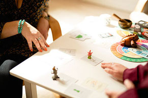 Virginie lors d'un atelier avec un enfant