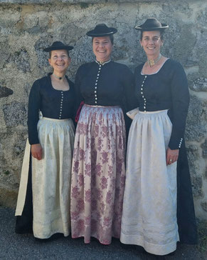 Frauen im Kirchengwand 