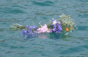 Bouquet de fleurs (de jardin) jeté en hommage aux péris en mer
