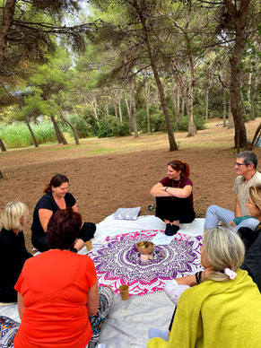 cercle de personnes dans le var dans la nature à Giens cercle de reocnnexion à soi var astrotopia