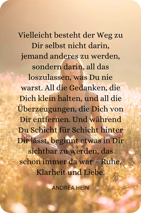 Frau sitzt meditierend auf einer sonnigen Wiese – Zitat über Selbstliebe, Loslassen und den Weg zurück zu sich selbst