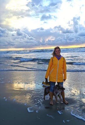 Hund und Mensch am Meer