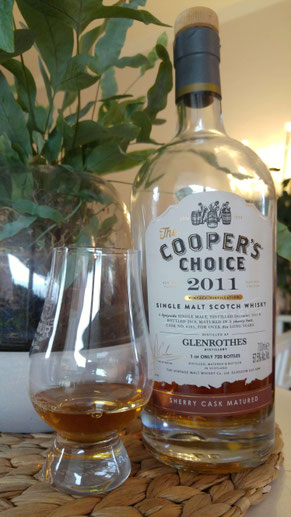 Glenrothes 2011 / 2018 The Cooper's Choice. Whisky im Glas und Whiskyflasche.