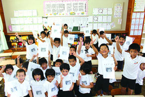 初めての通知表をもらった1年1組の児童ら=20日、真喜良小学校