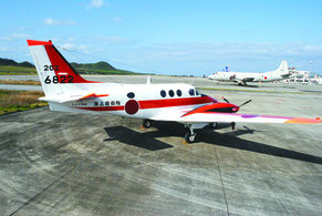 石垣空港に駐機されている海自の練習機「TC90」。奥は哨戒機P―3C=24日午後