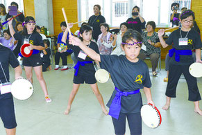 統一Tシャツでエイサーを演舞する双葉子ども会メンバー=10日、双葉公民館