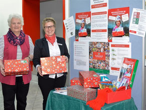 Hoffen auf viele Pakete: Jana Panten (rechts) und Gerda Heesch kümmern sich um die Spenden.