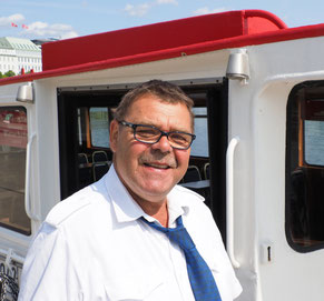 Kapitän Jürgen Sawatzki auf seiner „Sielbeck“ am Jungsternstieg in Hamburg. Foto: Christoph Schumann, 2025