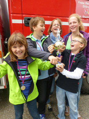 Ausgebremst! Unsere Mannschaft beim Feuerwehr-Jugendvereinswettkampf v.l.: Amelie, Cedric, Leonie, Karen und Jan mit Medallien und dem "Siegerpokal". Zu den Bildern gehts hier weiter...