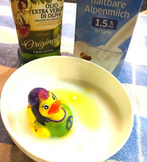 Sahne oder Milch und Öl als Badezusatz machen Babys Haut zart.