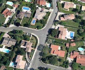 Vue satellite de piscines en banlieue de Toulouse