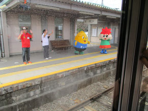 駅に登場した、南箕輪村のまっくんと、箕輪町のもみじちゃん