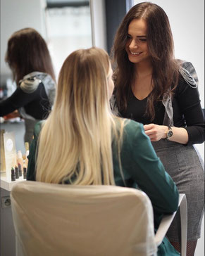 Maquillage d'une cliente avec la marque boho green dans un salon de coiffure