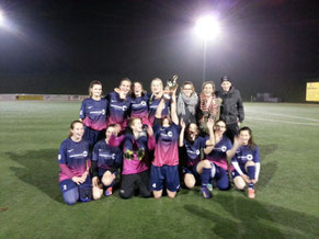 Da ist das Ding... die stolzen U17-Mädchen des SV Rhenania Bottrop nach dem souveränem Finalsieg