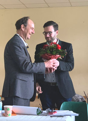 Blumen für Matthias Losacker: Für 6 Jahre Einsatz als Vorsitzender dankte ihm sein Nachfolger Christian Radkovsky — Foto: ©Dr. Johannes Hanisch