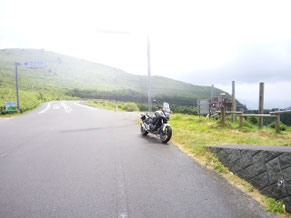 P7.バイクの上方には「仁科峠」の看板あるが雨