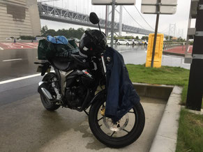 与島SA　雨に煙る　瀬戸大橋