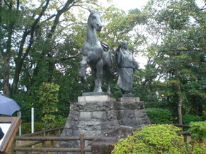 山之内一豊の愛馬とその妻 千代 の像