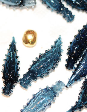 Lampwork-Schmuckstück mit eingearbeitetem Blattgold, Glasunikat und künstlerische Glasarbeiten aus dem Portfolio von Girl on Fire Beads