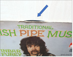 "small seam split" (kleiner Durchstoß) an der oberen Cover-Kante (Album: "Finbar Furey - Irish Pipe Music" (1st., GER 1974))