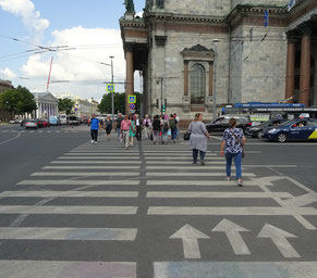 in Russland werden sogar die Fußgänger auf ihre richtige "Fahrbahn" gedrängt (und es funktioniert!)
