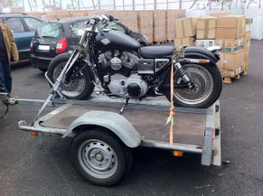 Transport de moto sur remorque en conteneur pour la Réunion, avec Long-Cours.