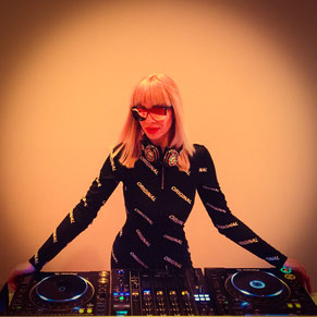 Melinda Stoika DJ buchen Wien – DJane legt bei exklusivem Firmenevent auf