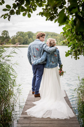 stoer koppel met custom spijkerjacks