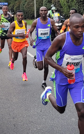 Benard Biwott aus Kenia der Sieger des Frankfurt-Marathon 2024 © epaphoto.de / Michael Schimmel