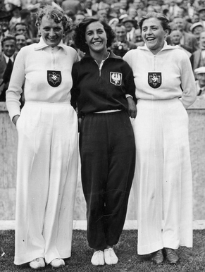 Olympischa 1936, die Siegerinnen im Speer- wurf von links nach rechts: Tilly Fleischer (Gold), Maria Kwaśniewska (Bronze), Luise Krüger (Silber)