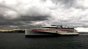 Le HSC Condor Liberation lors de sa première arrivée à Saint-Malo afin d'y réaliser des essais d'accostage.