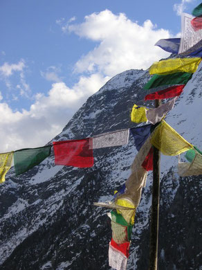 Tibetische Gebetsfahnen vor der Gletscherweng