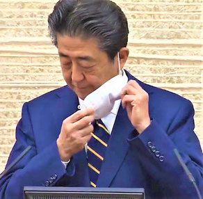 「宣言」後の記者会見の冒頭でマスクをはずす首相(政府HPから)