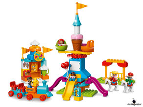 Im Paket Lego 10840 Grosser Jahrmarkt sind 106 Einzelteile, zwei Erwachsene, drei Kinder, ein Riesenrad, ein Karusell, zwei Wellenrutschen, ein Zug, ein Wagon, ein Eisstand, ein Tisch, vier Stühle, eine Toilette, eine Kamera und zwei Luftballone enthalten