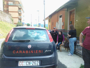 I carabinieri ascoltano le testimonianze dei vicini di casa