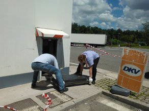 Due dipendenti dell'autogrill che rimuovono la porta 