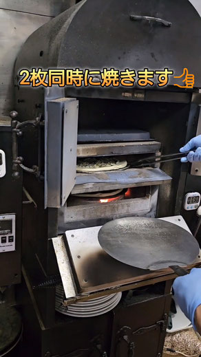 業務用ペレットピザ窯KIYAKIを使用してピザを2枚同時に焼く
