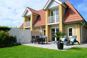 Südterrasse mit Blick in den gepflegten Garten