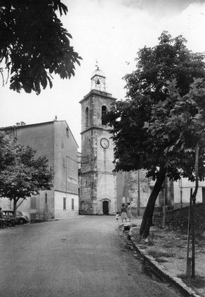 Claviers, entrée du village depuis la route de Callas/ Draguignan