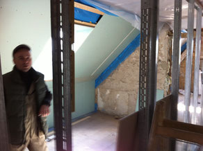Dachgeschoss mit Blick ins Badezimmer beim Trockenbau