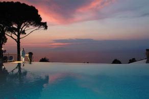 Pool des Caesar Augustus am Abend.