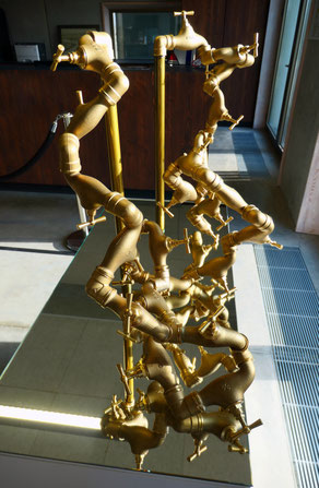 Sculpture artistique sur l'eau réalisée avec des robinets en laiton. 