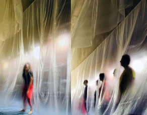 Performance de Laurent Valera au travers d'un voile transparent aux archives de Bordeaux métropole.