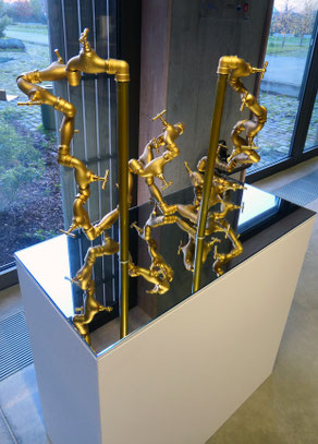 Sculpture artistique sur l'eau réalisée avec des robinets en laiton. 
