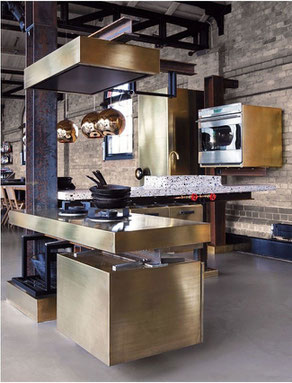 Cocina con isla en bronce