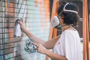 La street artist Alice Pasquini mentre realizza il murales (foto: Paolo Riciotti)