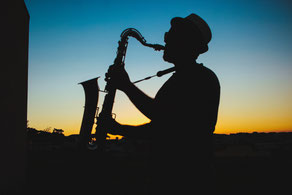 Sun Entertainment - Saxophonist im Abendlicht 