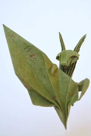 Origamimodell von Sébastien Limet, gefaltet von ihm selbst aus handgeschöpftem Papier